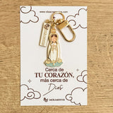 Virgen de Fatima enamel keychain charm with carabiner clasp on illustrated presentation card — VII Sacramentos Catholic gifts from Colombia