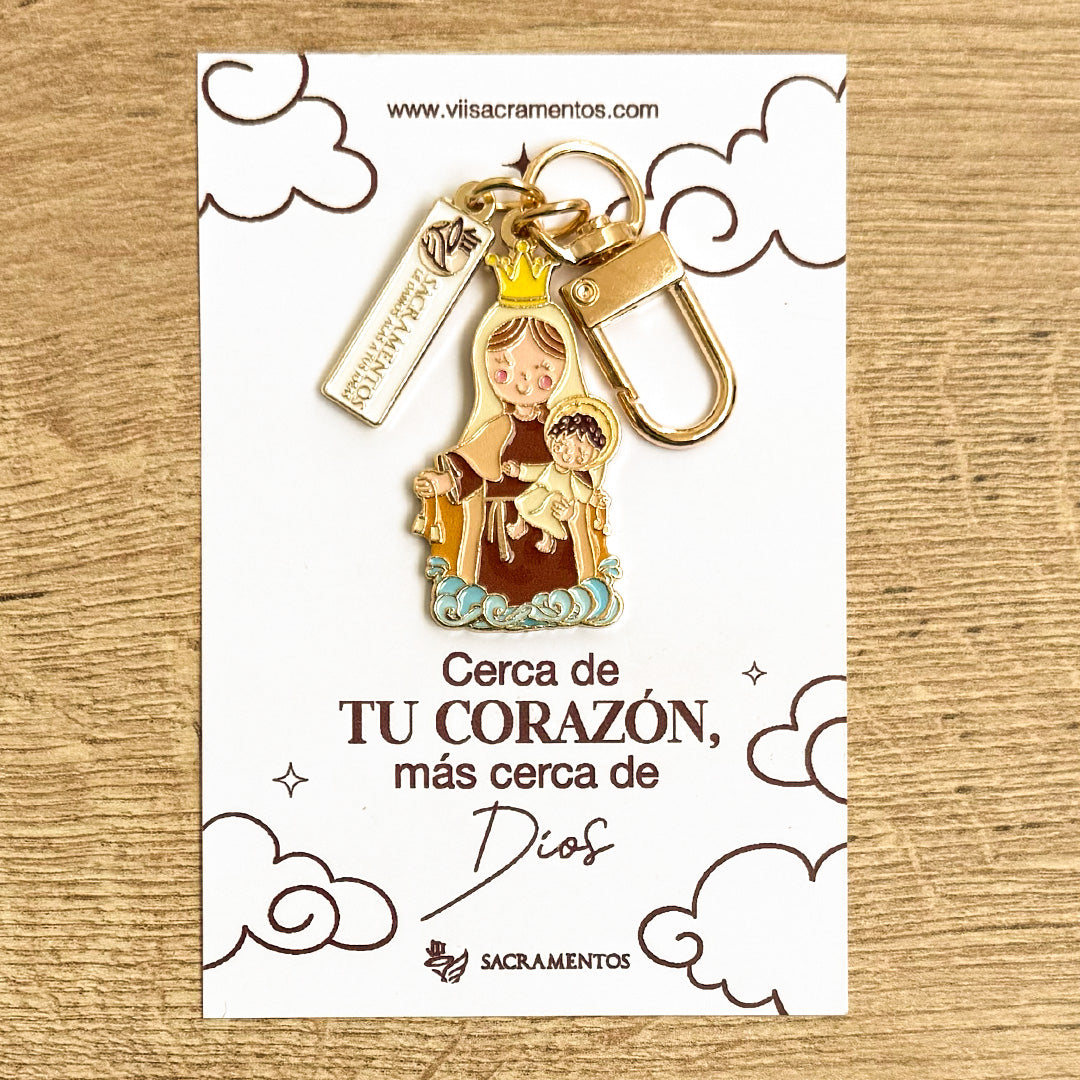 Virgen del Carmen enamel keychain charm with carabiner clasp on illustrated presentation card — VII Sacramentos Catholic gifts from Colombia