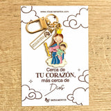Virgen Maria A enamel keychain charm with carabiner clasp on illustrated presentation card — VII Sacramentos Catholic gifts from Colombiaxiliadora