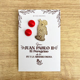 Pope John Paul II enamel pin Papa Juan Pablo II Catholic saint pin kawaii style VII Sacramentos handmade resin coated 3.2 cm devotional jewelry
