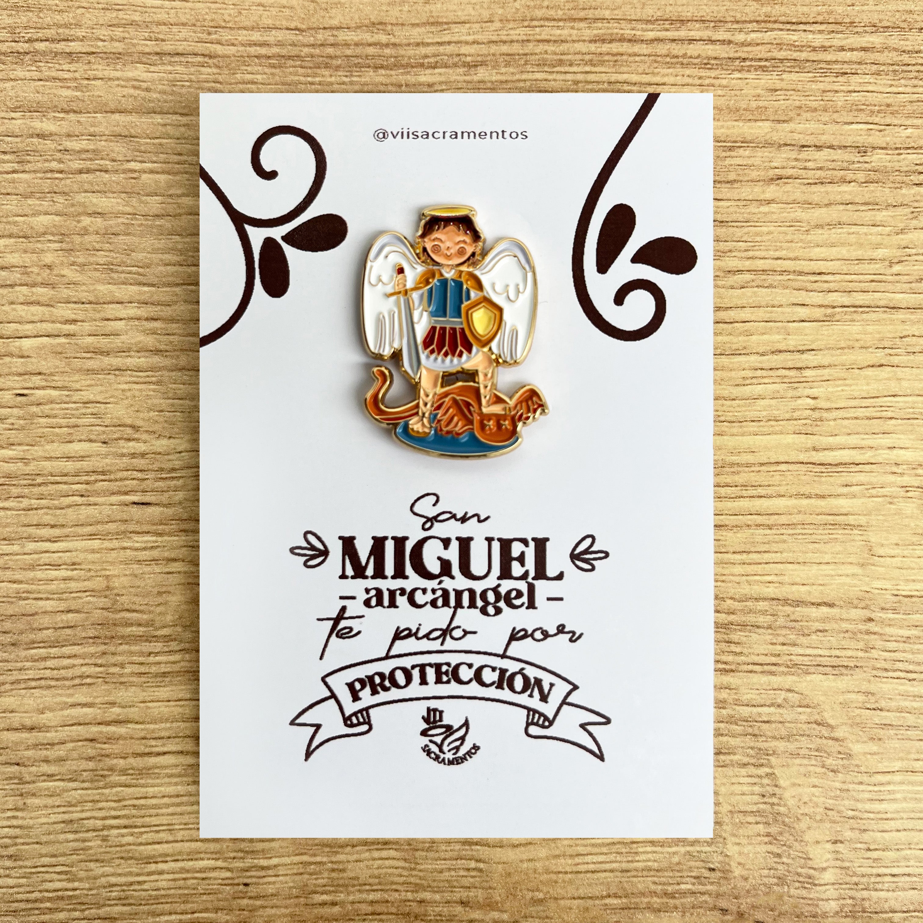 Archangel Michael enamel pin San Miguel Arcángel Catholic protection pin kawaii style VII Sacramentos handmade resin coated 3.3 cm devotional jewelry