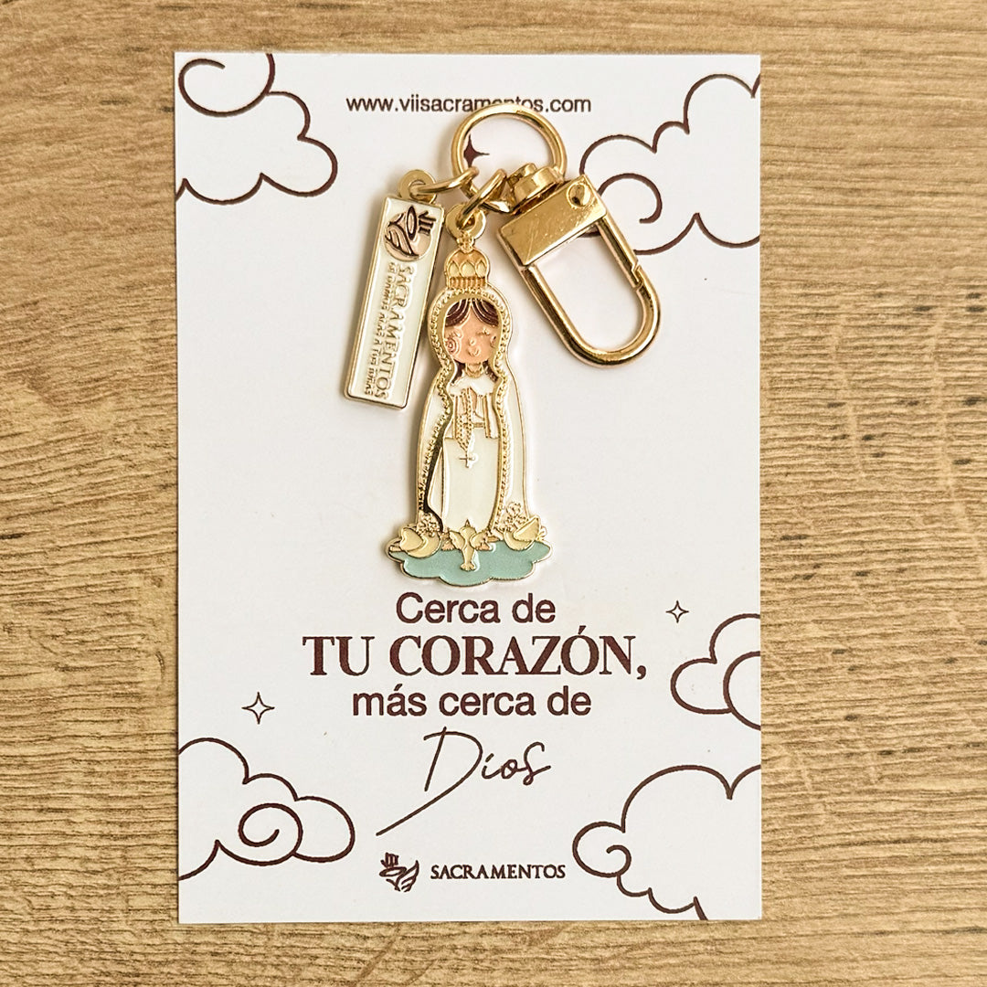 Virgen de Fatima enamel keychain charm with carabiner clasp on illustrated presentation card — VII Sacramentos Catholic gifts from Colombia
