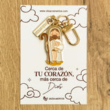 Jesus uen Pastor enamel keychain charm with carabiner clasp on illustrated presentation card — VII Sacramentos Catholic gifts from Colombia