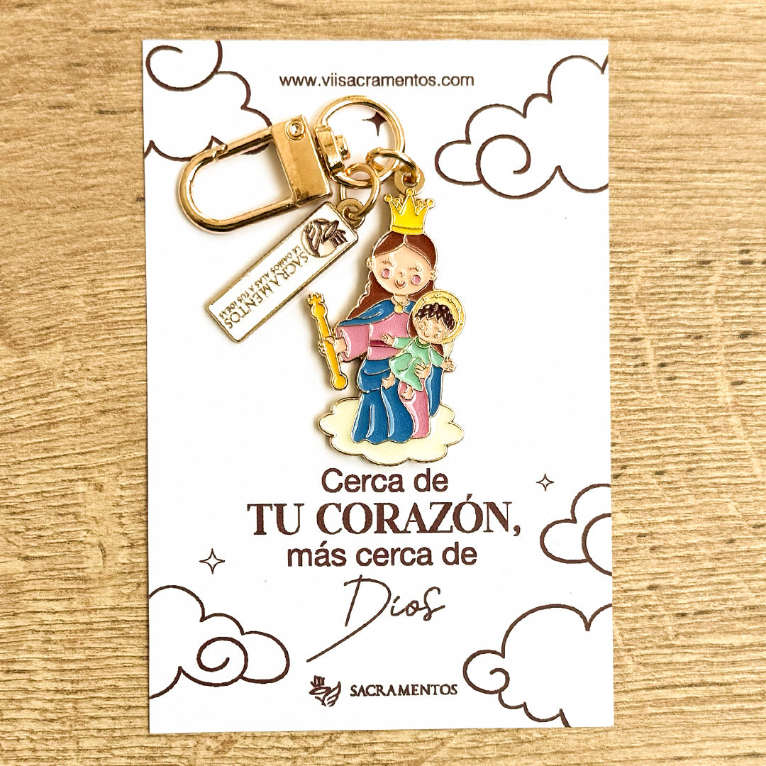 Virgen Maria A enamel keychain charm with carabiner clasp on illustrated presentation card — VII Sacramentos Catholic gifts from Colombiaxiliadora