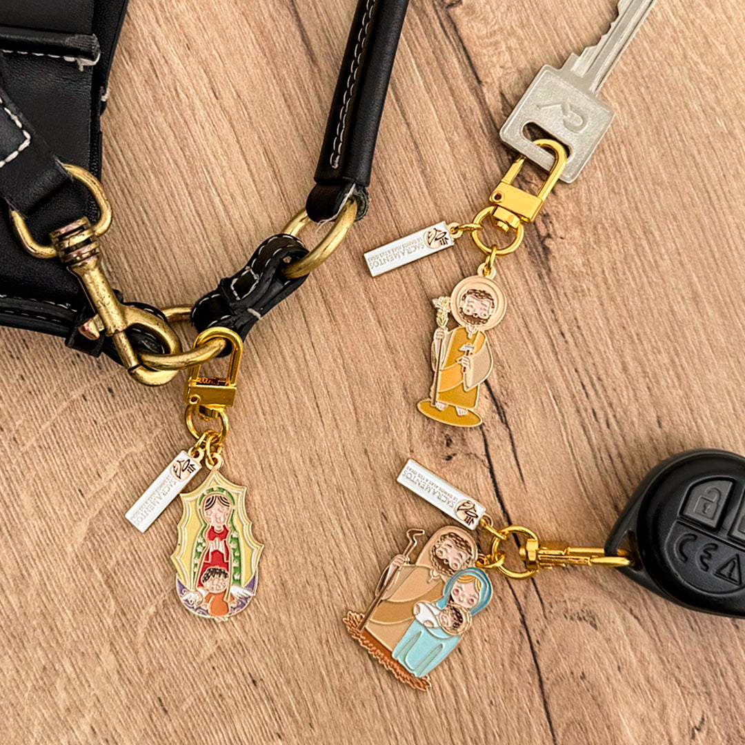 Holy Family, Saint Joseph and Our Lady of Guadalupe Catholic keychain kit — three enamel metal keychains with gold carabiner clasp — VII Sacramentos Colombia
