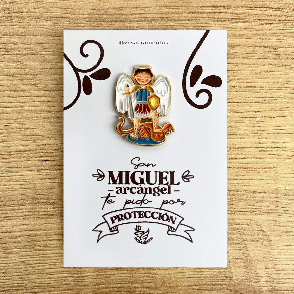 Archangel Michael enamel pin San Miguel Arcángel Catholic protection pin kawaii style VII Sacramentos handmade resin coated 3.3 cm devotional jewelry