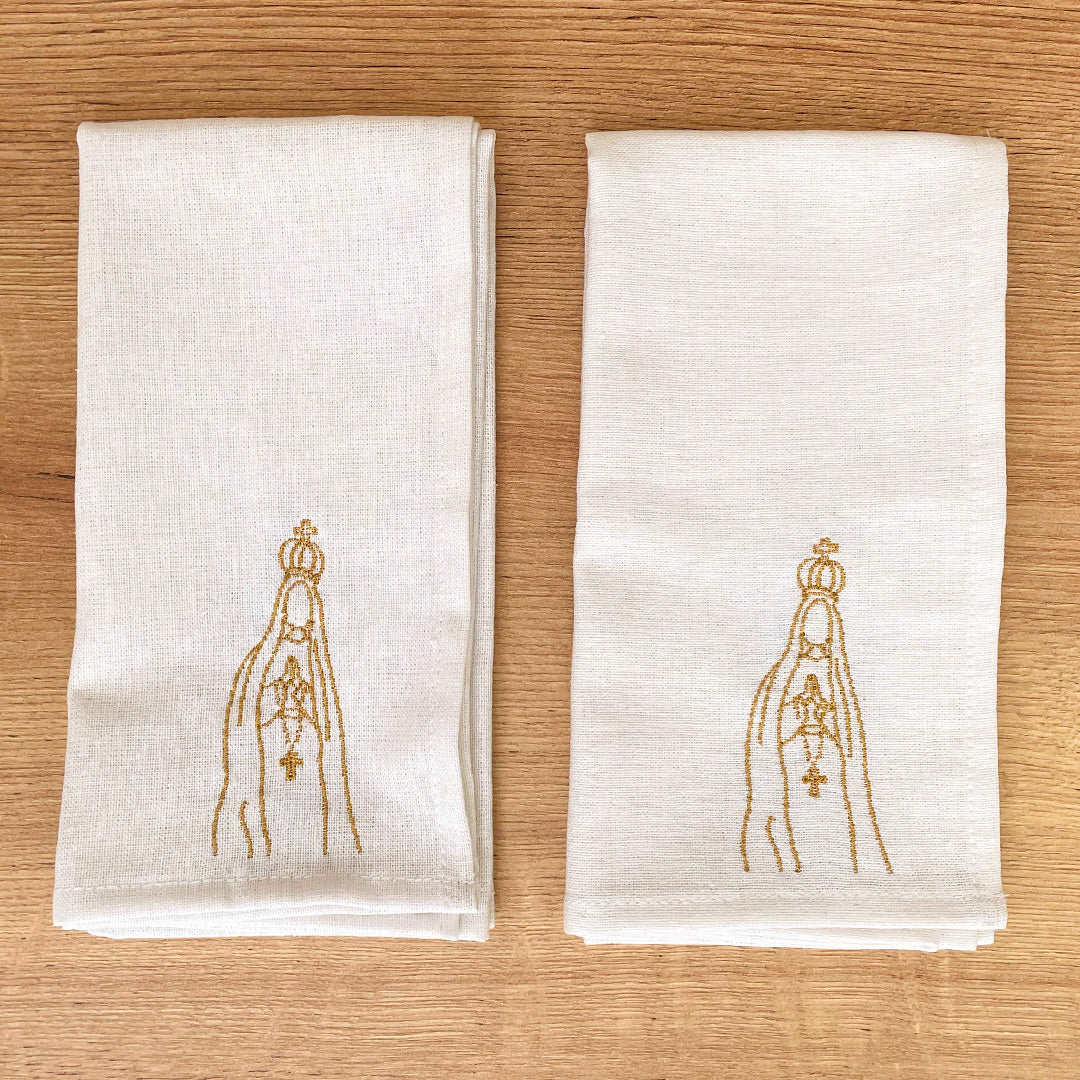 Set of 2 White Linen Napkins with Embroidery of Our Lady of Fátima