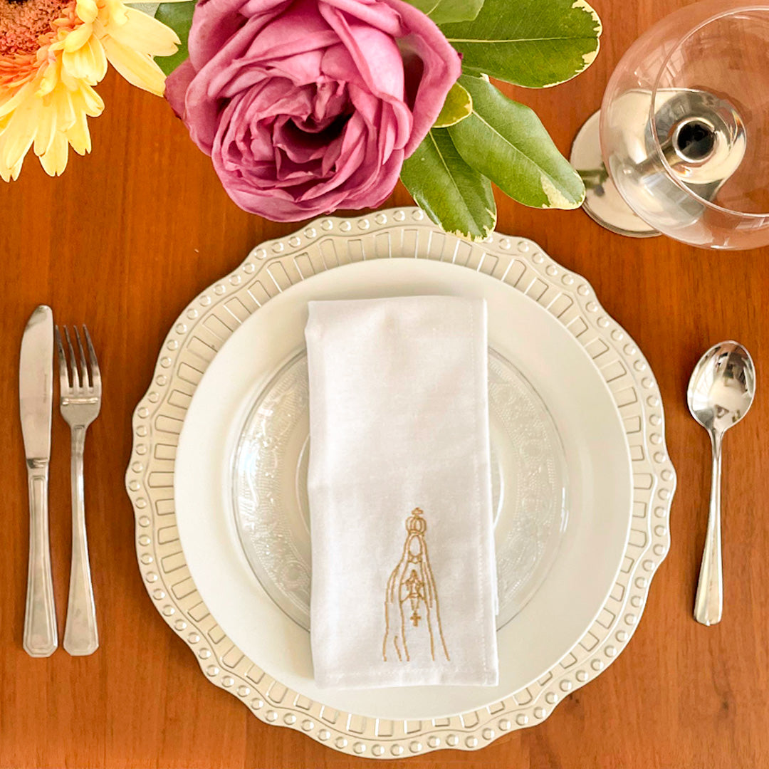 Set of 2 White Linen Napkins with Embroidery of Our Lady of Fátima